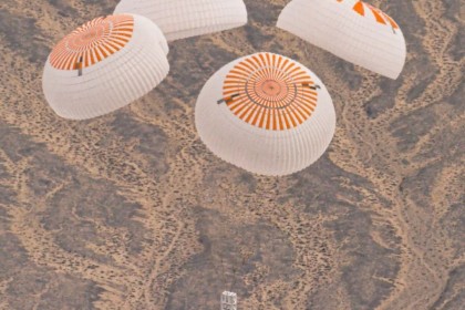 SpaceX载人龙飞船顺利完成全部10次高空抛伞测试 距载人首飞仅一步之遥